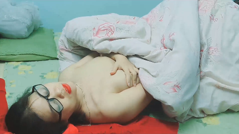 Cewek Kacamata Sange Gila, Pakai Sextoy Sampai Squirt Banyak