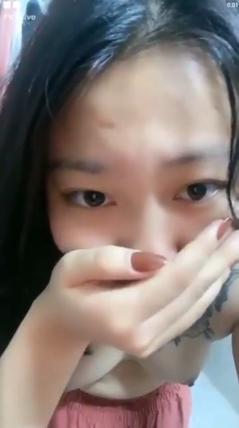 Live Streaming Tapi Horny Parah Langsung Tindih Adik Cantik dan Ngewe
